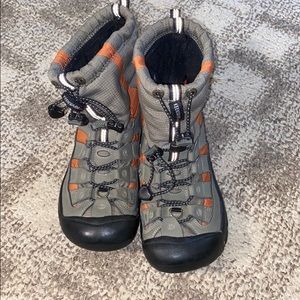 Youth/Kids Keen snow boots, size 3